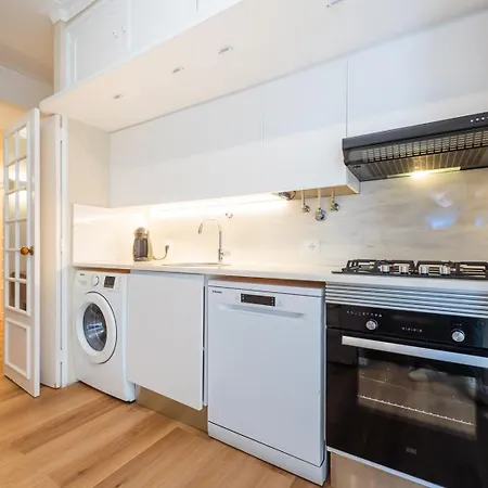 Appartement Lovely Corner Near Beach, Casino & Train