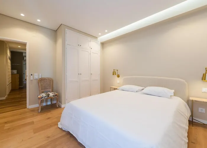 Lovely Corner Near Beach, Casino & Train Apartment Estoril